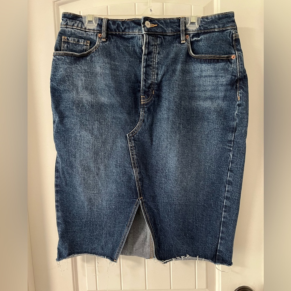 NWOT Old Navy Dark Wash Denim Skirt with Front Slit size 14